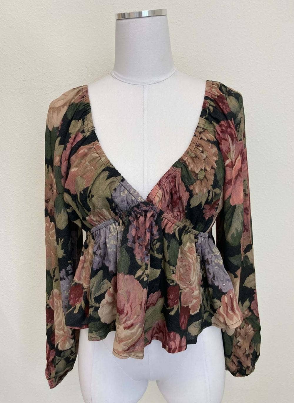 FLORAL PRINT V-NECK FLUTTER TOP